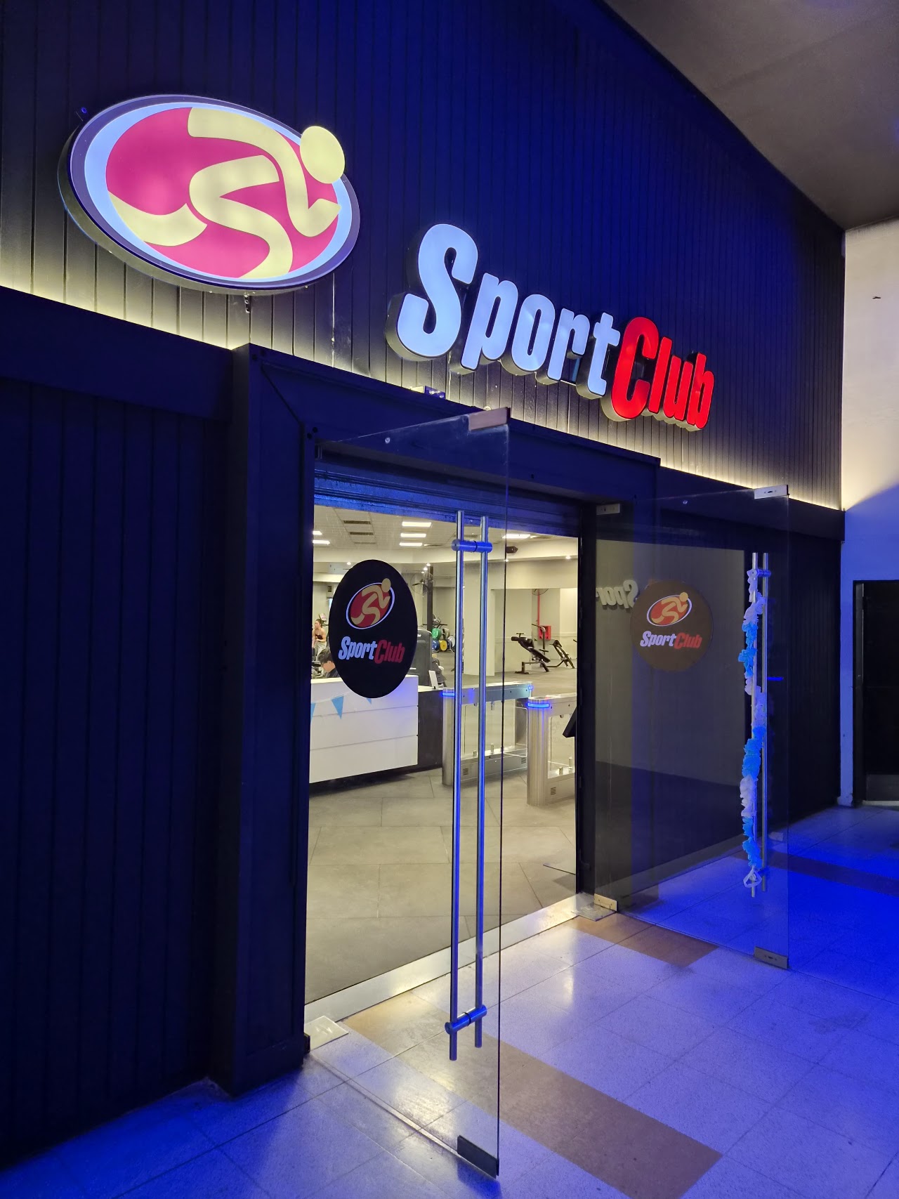 Entrada del gimnasio SportClub en Temperley